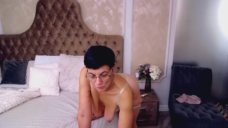 JuliaWinslet's Streamate show and profile