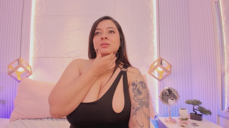 SophieCurvess's Streamate show and profile