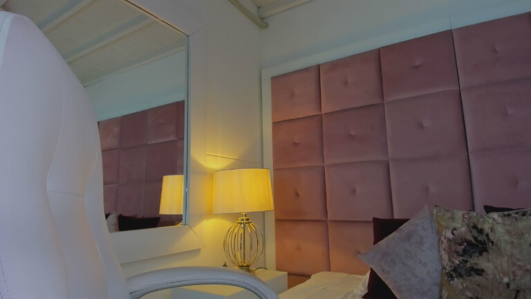 hollyBrisstol90's Streamate show and profile