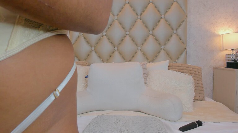 MiaaCaastro's Streamate show and profile