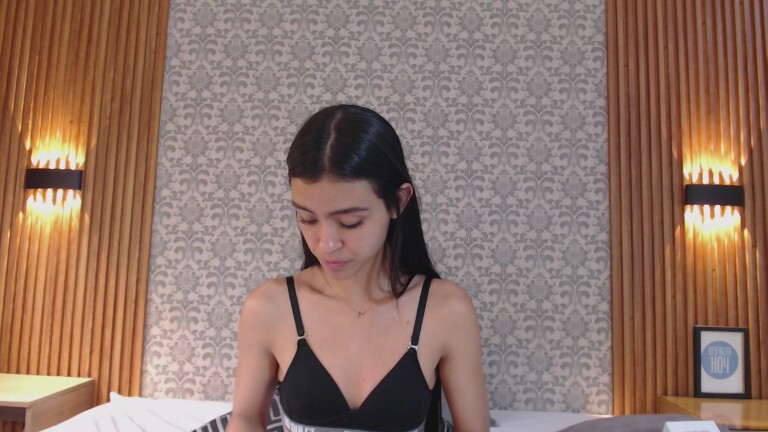 Charlotte_18's Streamate show and profile