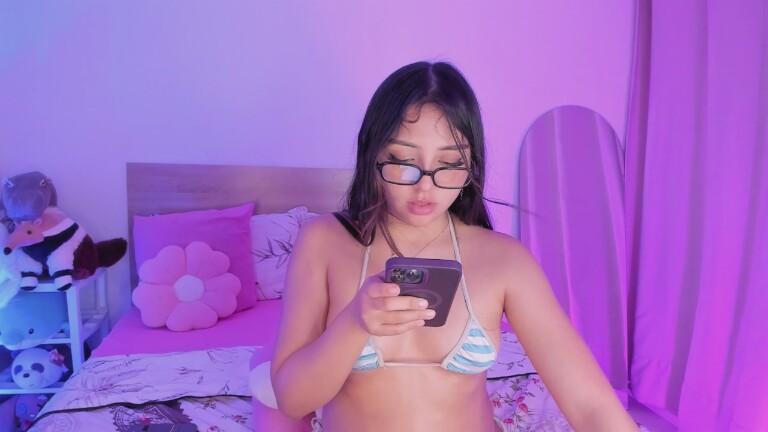 EmyGom3zz's Streamate show and profile