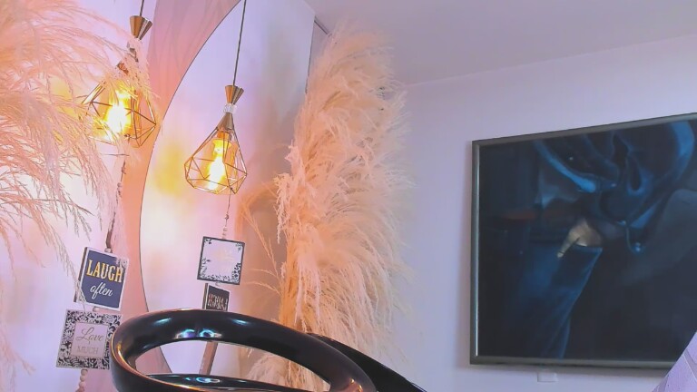 SaraDiesss's Streamate show and profile