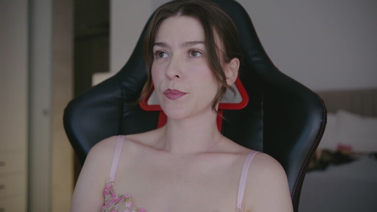 HelloAlice's Streamate show and profile